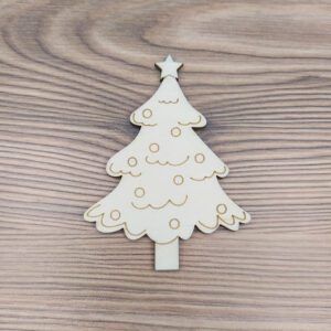 Fenyőfa díszekkel fa figura