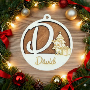 Karácsonyfadísz kezdőbetűvel és névvel, rénszarvas